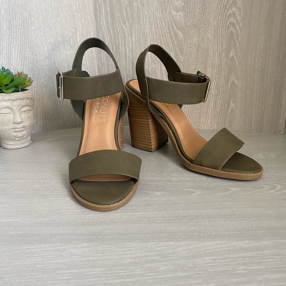 Coconuts by Matisse tal Bert green heels